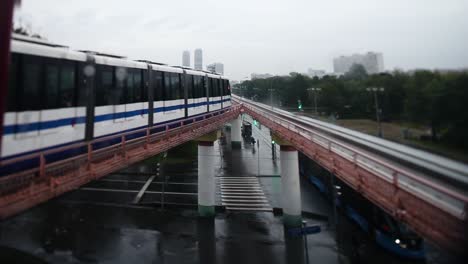 tren de monorraíl en una ciudad lluviosa