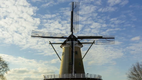 Zeitraffer-Von-Wolken,-Die-über-Traditionelle-Windmühlen-Im-Ländlichen-Holland-Ziehen