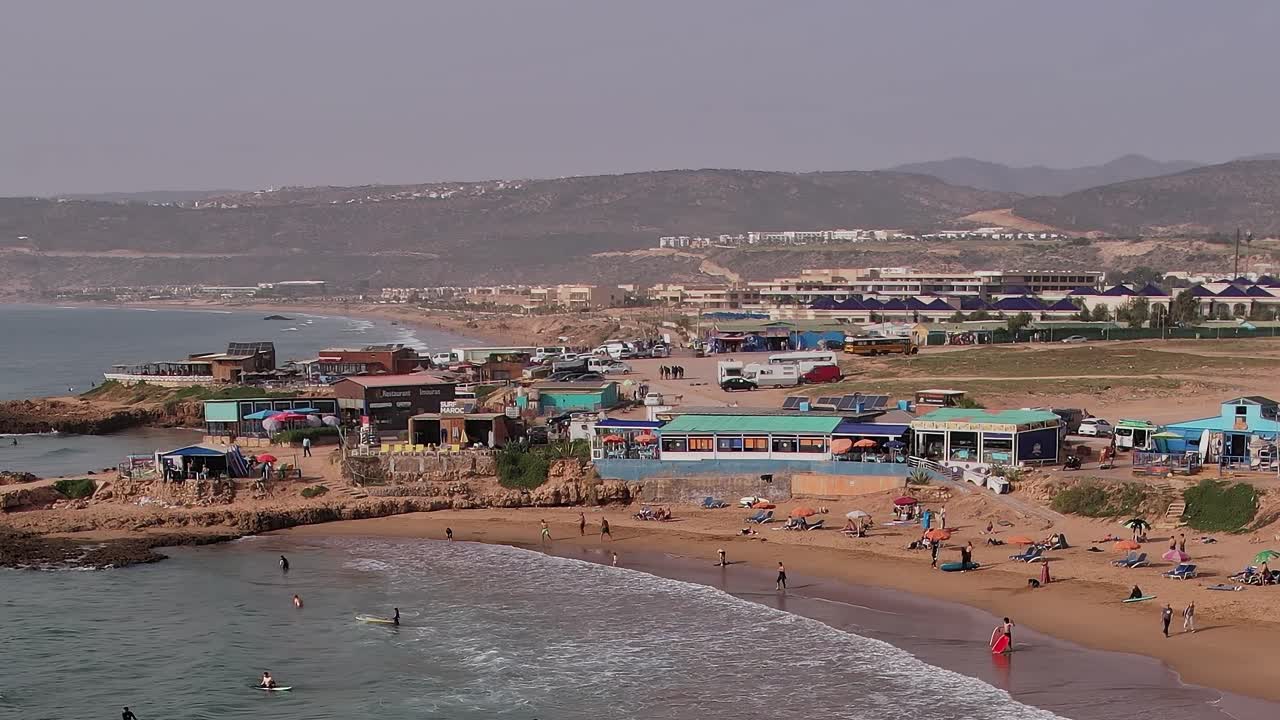 Vista aérea de Marruecos mostrando actividades en la playa y costeras cerca del océano.