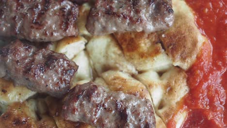 albóndigas a la parrilla con salsa de tomate