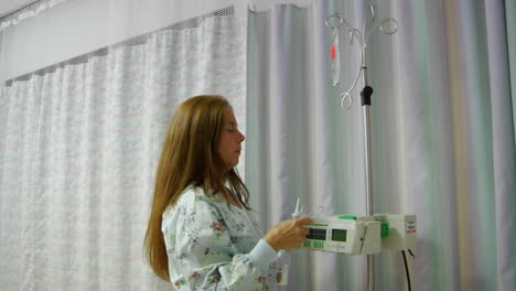 una enfermera prepara un equipo intravenoso