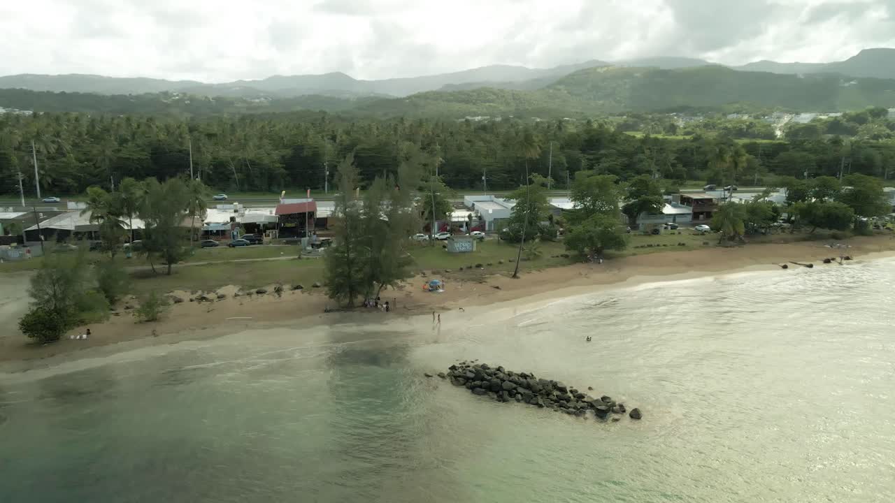 luquillo puerto rico quiosco de luquillo en playa fortuna amplio disparo paralelo de drone 4k60p