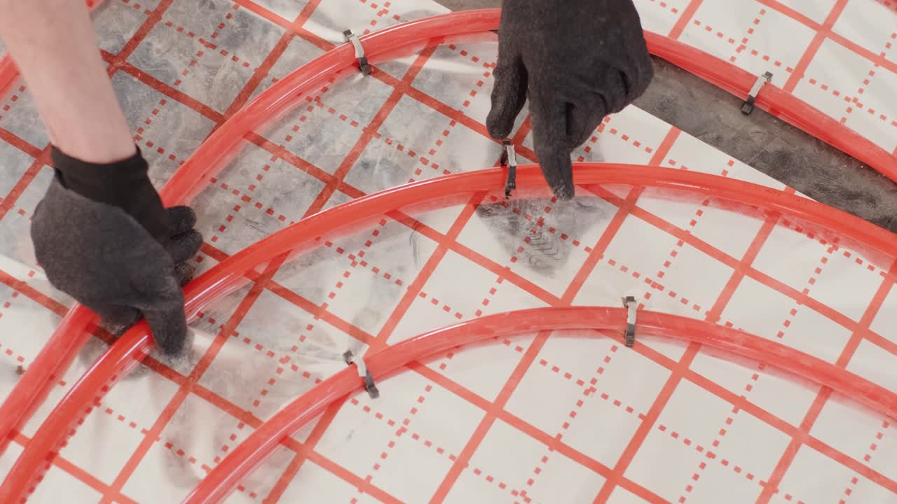 instalación de tuberías de calefacción por suelo para la calefacción de agua. sistemas de caleficación. tuberías para un piso aislado térmicamente.