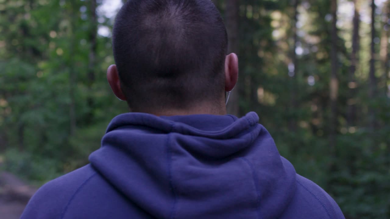 숲에서 고 있는 남자