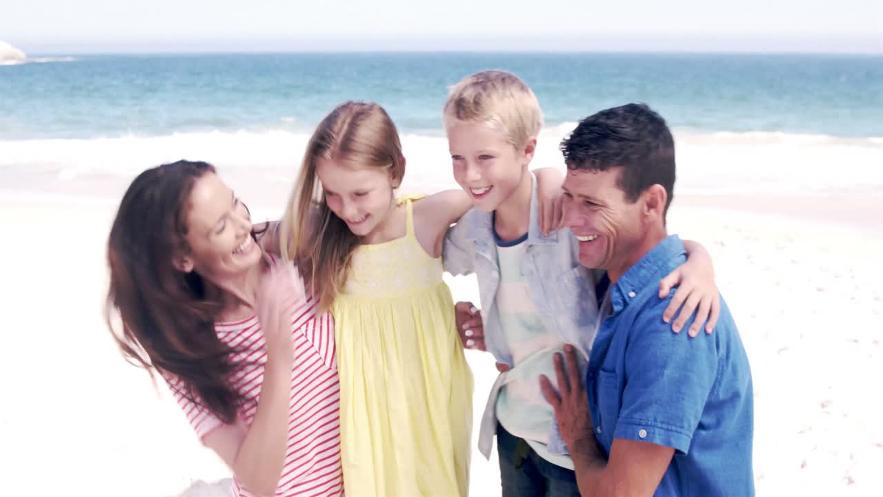 달 ⁇ 한 가족이  ⁇ 빛에서 재미를 느끼고 있습니다.