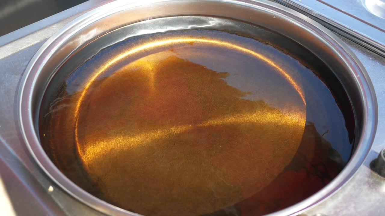 Primo piano di una friggitrice con olio