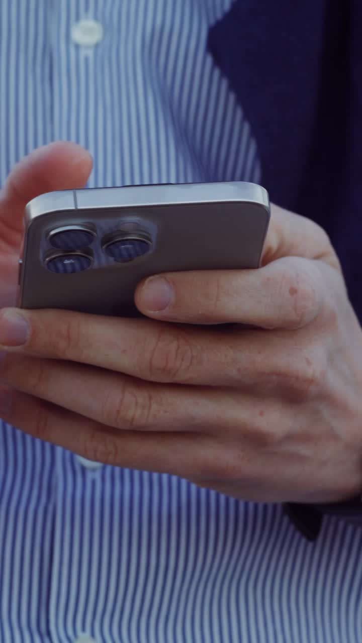 Persona che tiene e utilizza uno smartphone