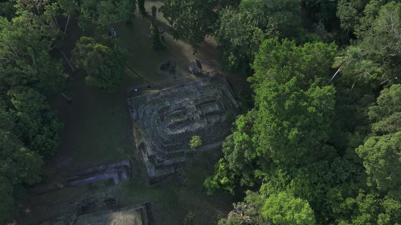 peten selva con antiguas ruinas mayas en yaxha guatemala entre los árboles, aérea