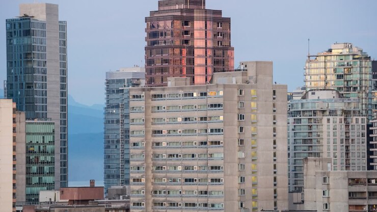 Panorama urbano moderno, montagne e acqua con cielo blu sullo sfondo