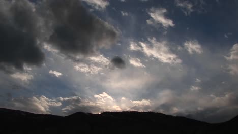 The-Mountains-Are-Silhouetted-In-This-Breathtaking-Goldenhour-Shot