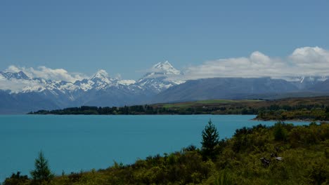 time-lapse van mount cook, nieuw-zeeland gezien vanaf de oostkust van het pukakimeer