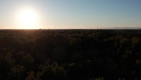 Drone-Aéreo-Disparó-Sobre-El-Bosque-Otoñal-Al-Atardecer