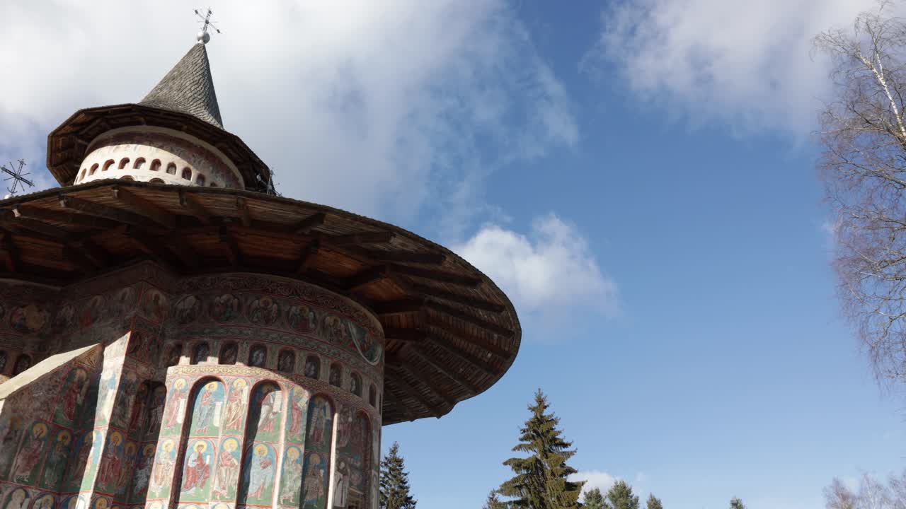 monasterio medieval con paredes pintadas en el pueblo rumano de voronet en el condado de suceava