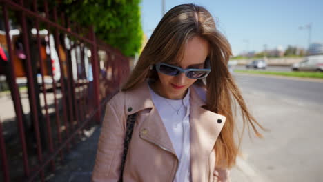 mujer caminando por la calle