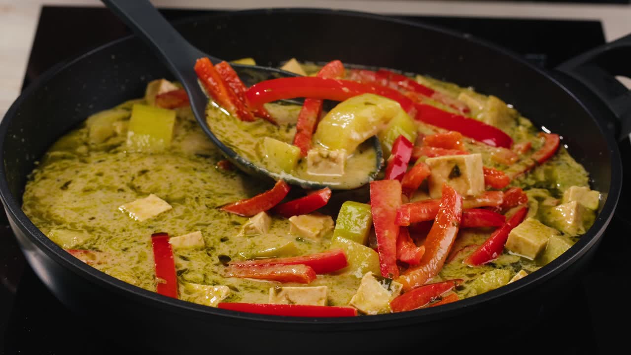 Green Curry with Tofu and Red Pepper