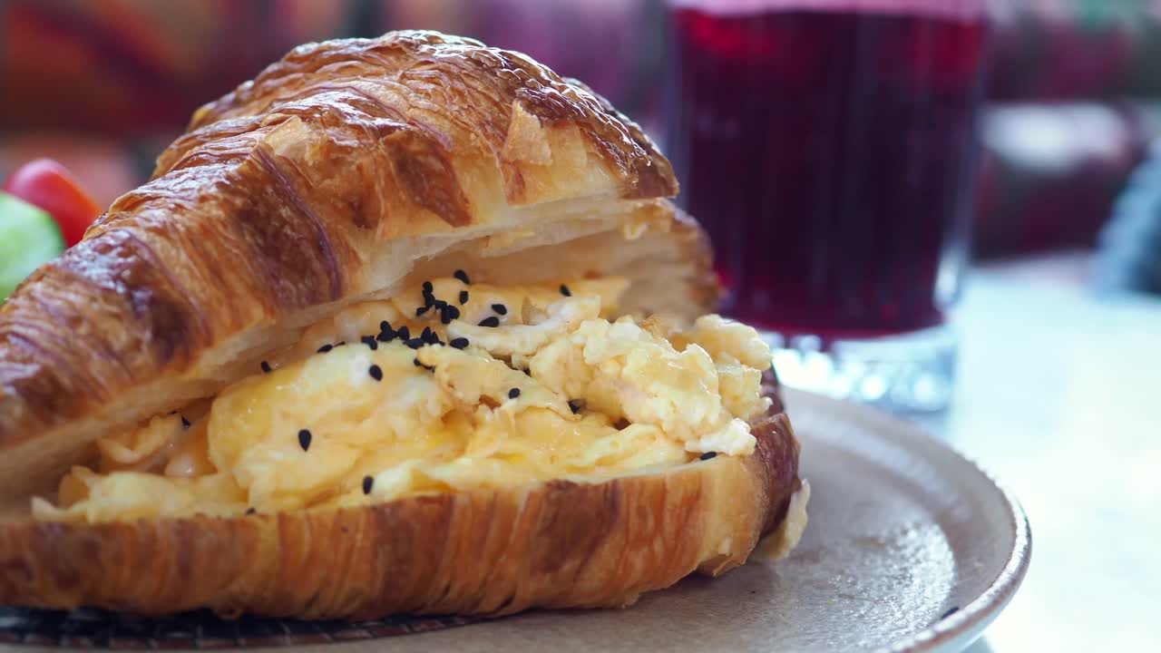 Toast con croissant e uova strapazzate