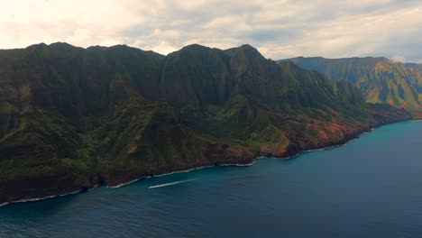 na costa de pali impresionante vista aérea de la costa tropical, kauai, hawái, estados unidos
