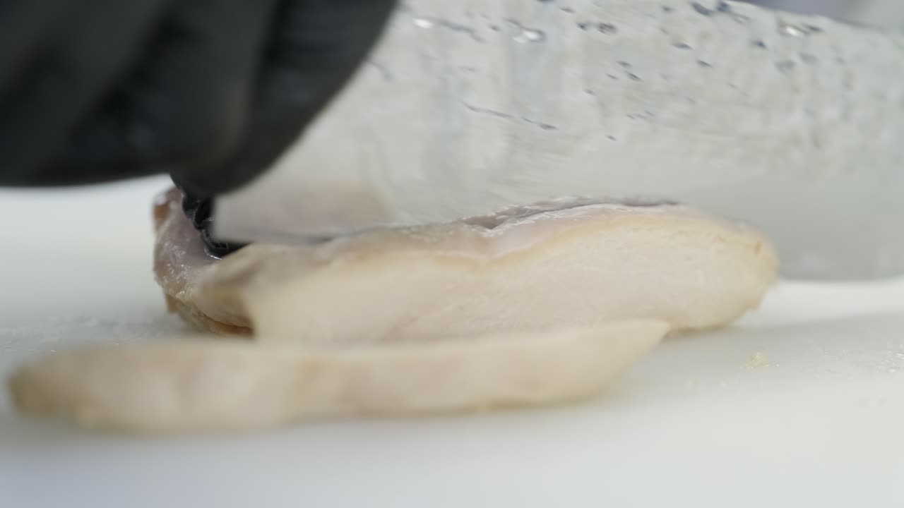 cocinar cortes de carne de pollo con un hermoso cuchillo