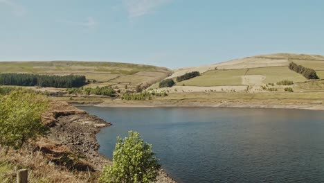 Lapso-De-Tiempo-Del-Embalse-De-Woodhead-Cerca-De-Glossop,-Reino-Unido-Con-Tráfico-En-La-Distancia