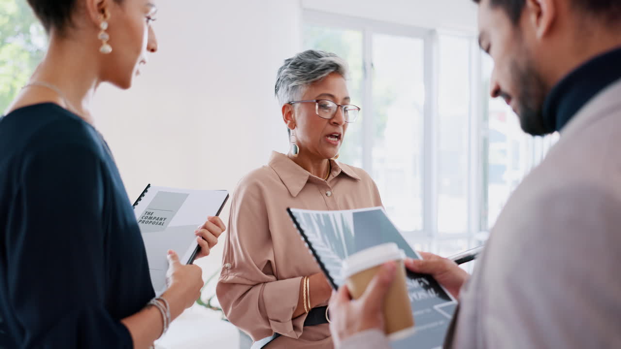 디자이너, 팀워크 또는 비즈니스 사람들을 만나는