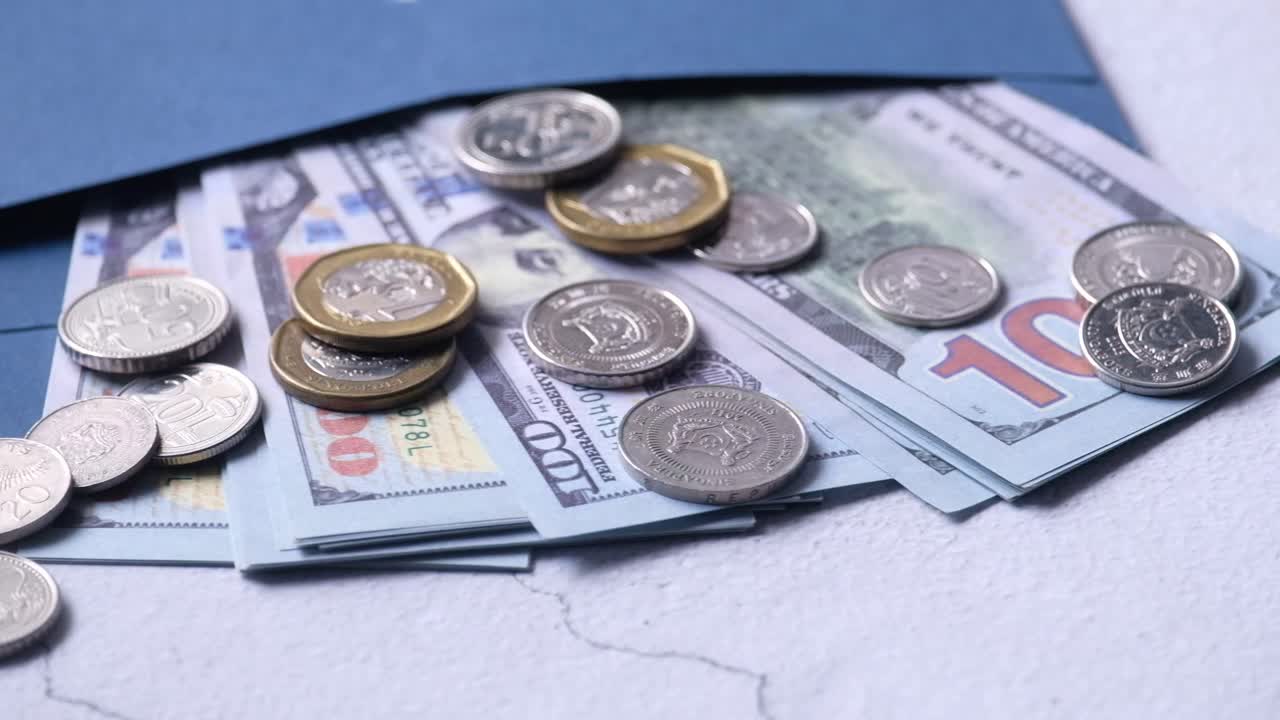 dinero y monedas en un sobre