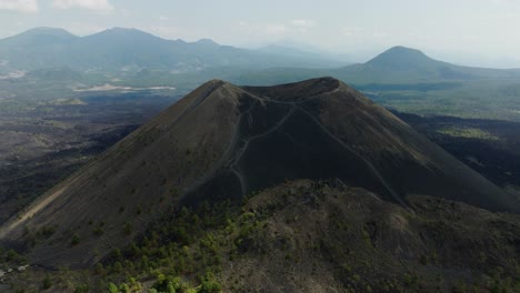 drone órbita del volcán paricutin en un día nublado