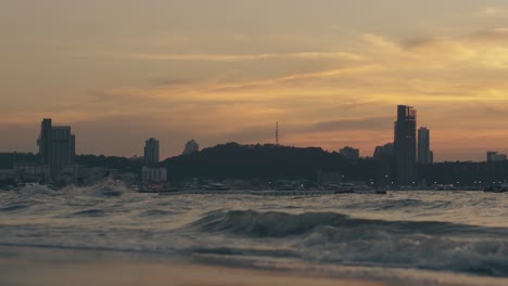 Abendmeer-Und-Mannsilhouette,-Die-Wasserscooter-Reitet