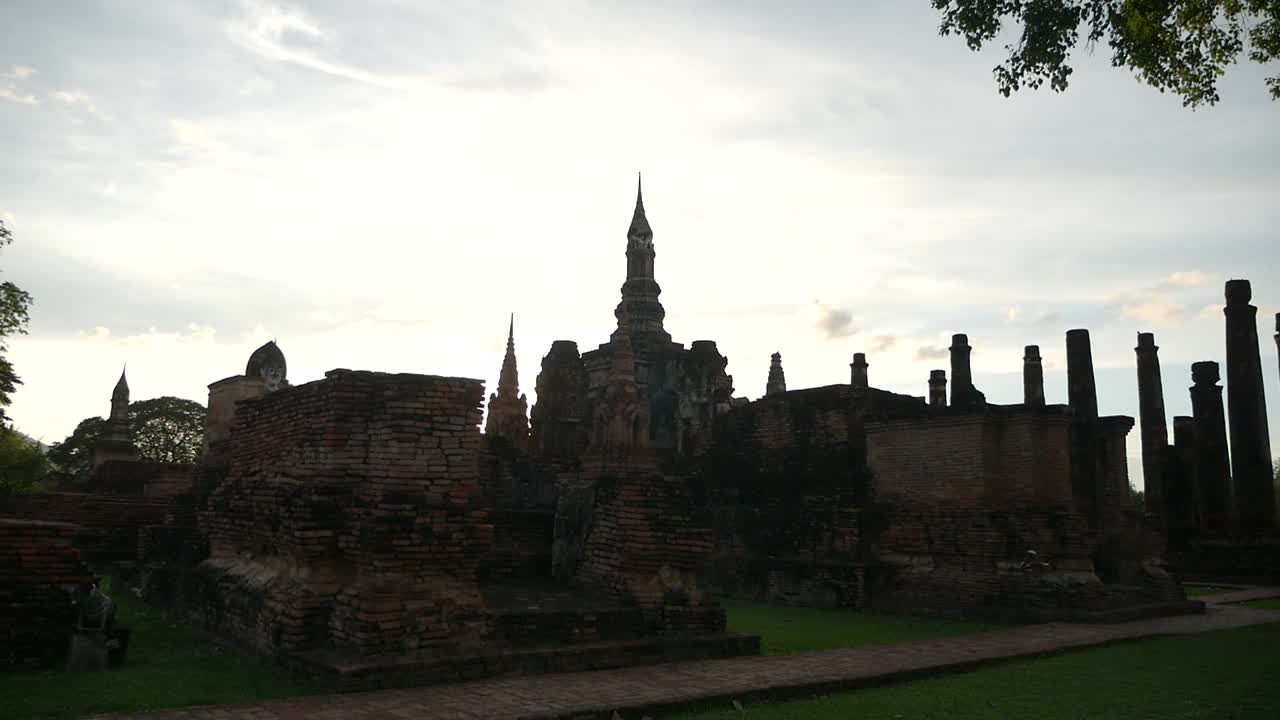 antiguo budismo de sukhothai en el parque histórico de sukhothai provincia de sukhothai, tailandia filmada con panasonic lumix gh5, panasonic 12-35 f2