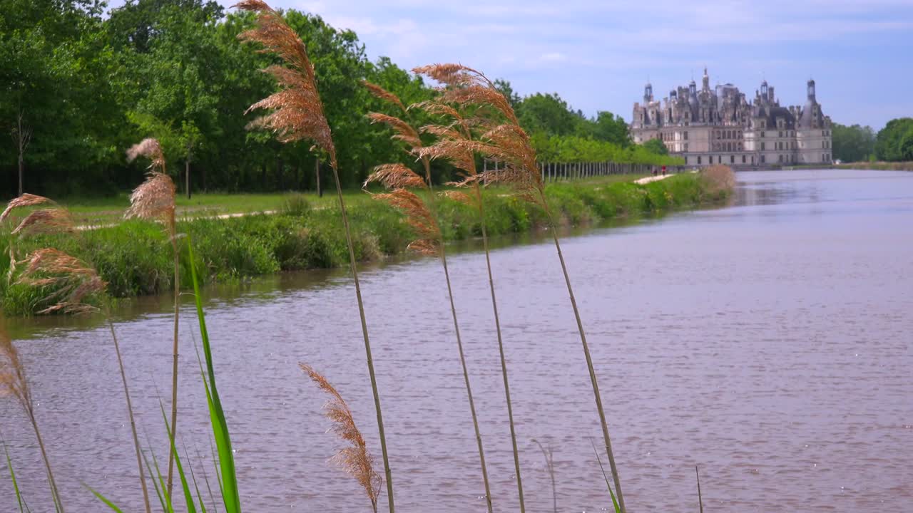 вид с канала на прекрасный замок шамбор в долине луары во франции 1