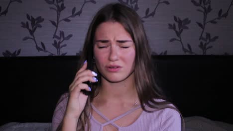 la chica no está de acuerdo, tiene una conversación enojada, cuelga y tira el teléfono
