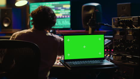 artista y diseñador de sonido trabajando en equipo para producir nuevas pistas de pantalla verde