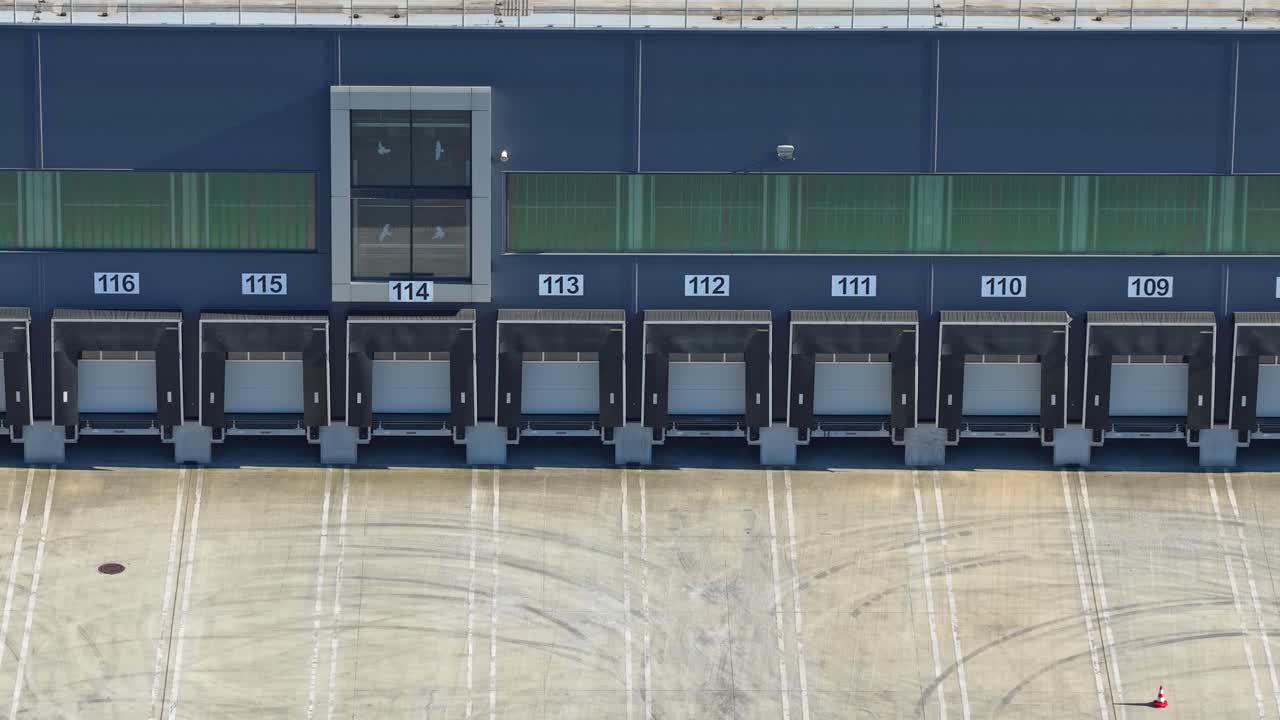 Vista aérea de drone de uma área de carga e descarga de um centro de logística de transporte na autoestrada Trácia, perto de Sliven, Bulgária.