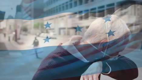 Animación-De-La-Bandera-De-Honduras-Ondeando-Sobre-Un-Hombre-Caucásico-Con-Mascarilla-En-La-Calle-De-La-Ciudad