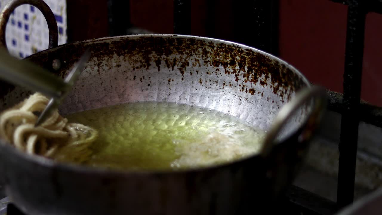 подготовка к фестивалю домашние рецепты муркуку. индийские закуски, приготовленные во время фестиваля дипавали в индии, жарены в горячем масле.