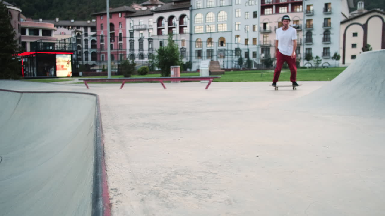 patinaje en un parque de patinaje urbano