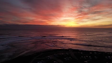 Vista-Aérea-De-La-Playa-Surfers-Point-Durante-Una-Puesta-De-Sol-Naranja-En-Australia-Occidental