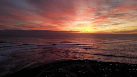 vista aérea de la playa de surfers point durante una puesta de sol naranja en australia occidental