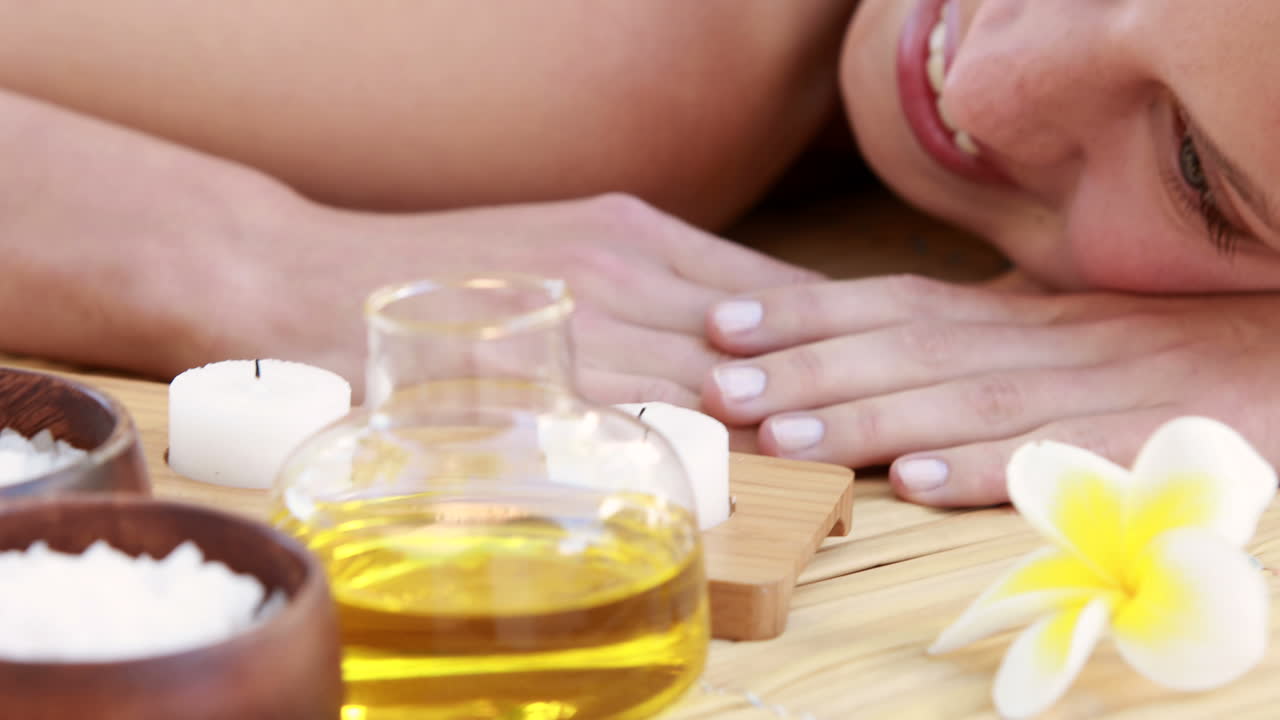 mujer disfrutando de un masaje de compresa de hierbas