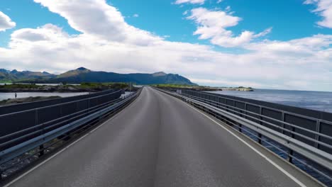 Das-Fahren-Eines-Autos-Auf-Einer-Straße-In-Norwegen,-Der-Atlantikstraße-Oder-Der-Atlantikstraße-(Atlanterhavsveien),-Wurde-Mit-Dem-Titel-„Norwegisches-Bauwerk-Des-Jahrhunderts“-Ausgezeichnet.