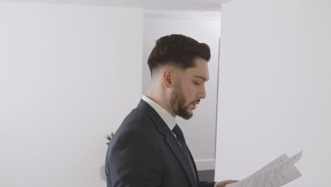 candidato masculino siendo llamado para una entrevista de trabajo en el cargo por una entrevistadora 1