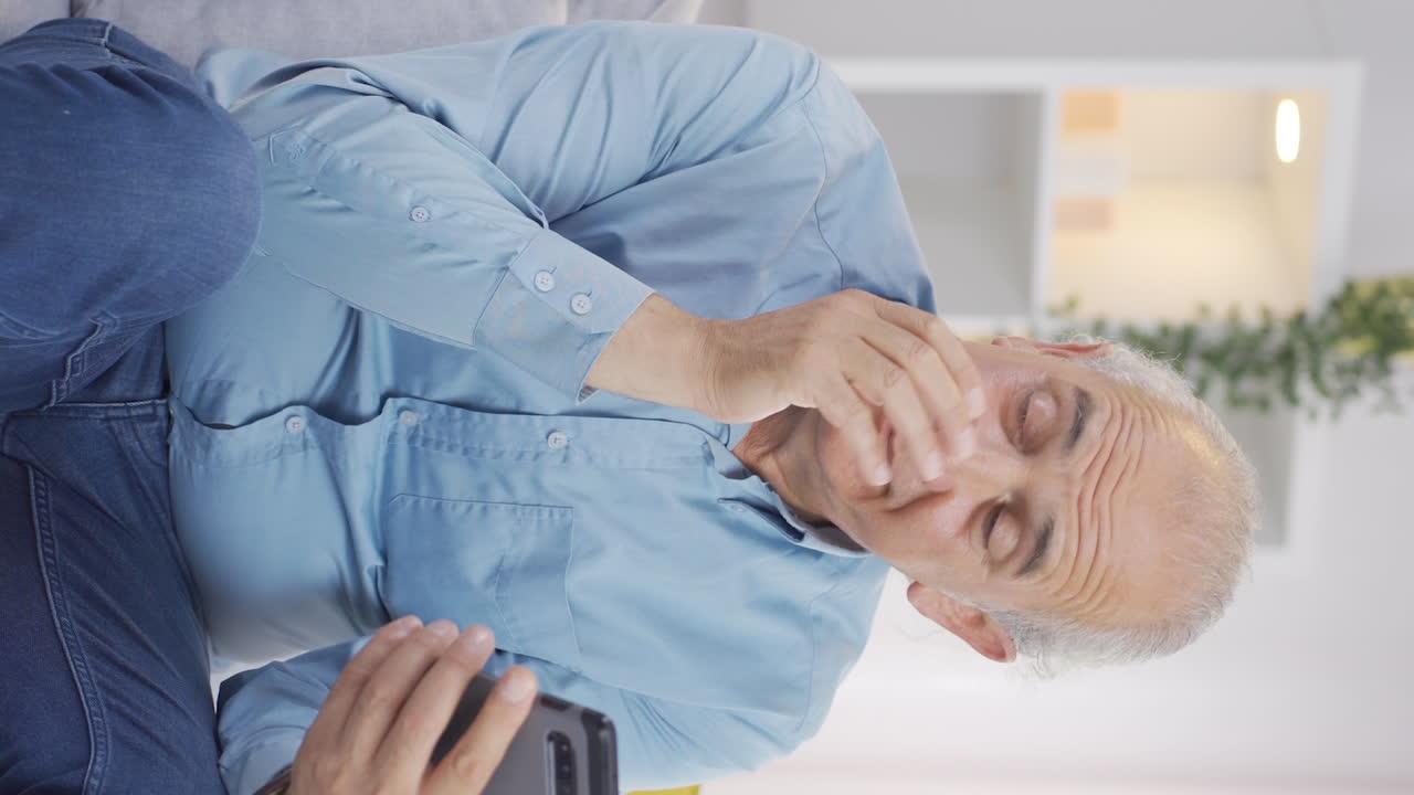 고민하는  ⁇ 은이의 수직 비디오.