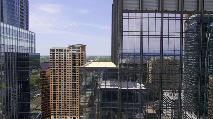 Vista aerea della struttura cittadina e degli edifici che si riflettono dalle vetrate urbane.