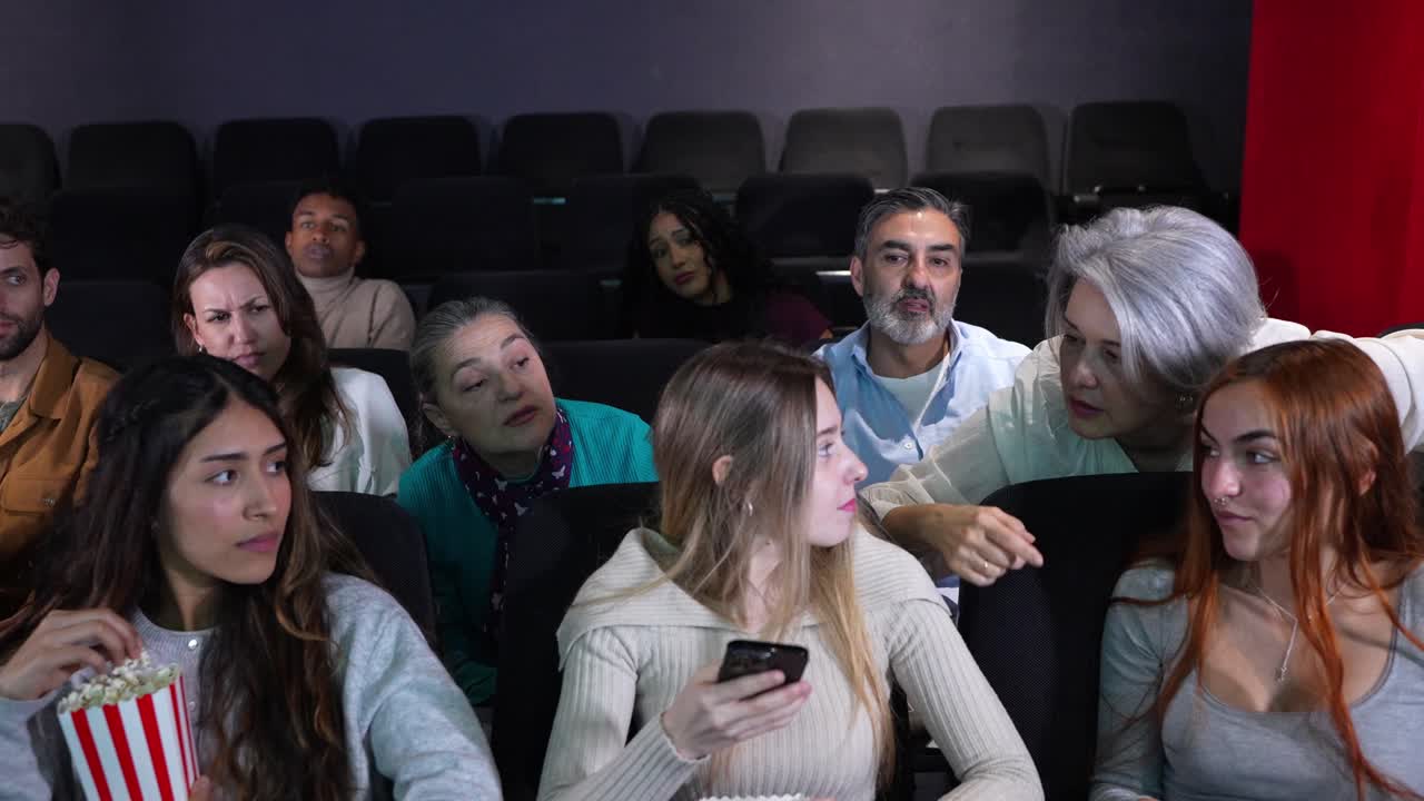 Зрители смотрят фильм в кинотеатре