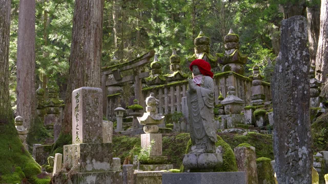 일본 와카야마의 코야산에 있는 지조 동상 주위의 느린 동작 슬라이더