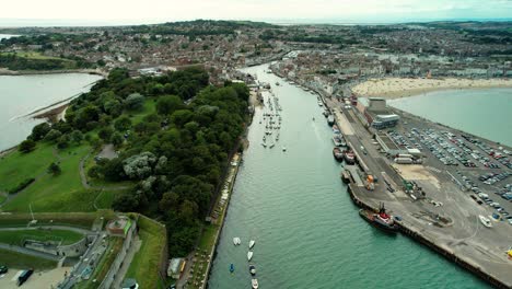 El-Fuerte-Y-El-Puerto-De-Nothe-En-Weymouth,-Inglaterra---Retroceso-Aéreo