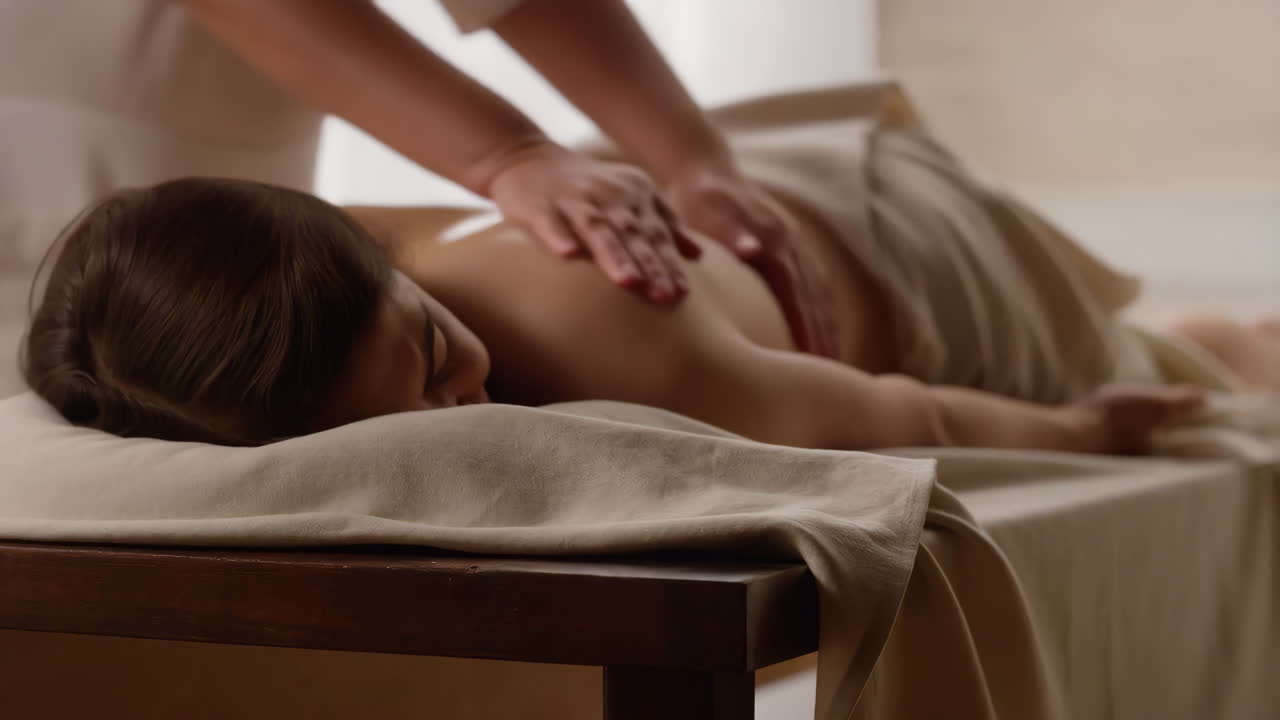 mujer recibiendo un masaje relajante en la espalda en un spa