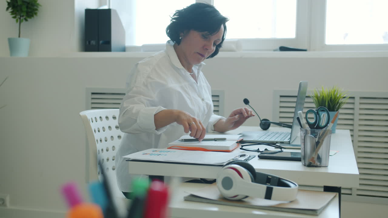 mujer trabajando en un escritorio de oficina moderno