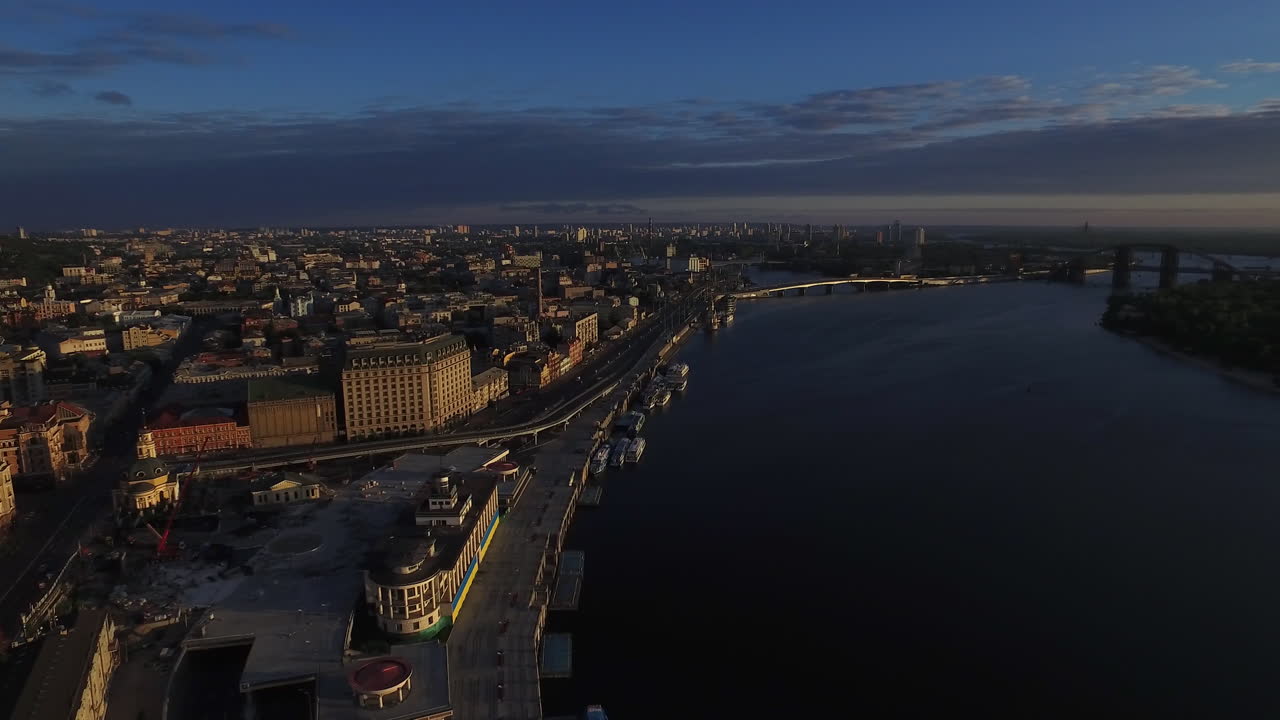 vista aérea de la noche panorama de la ciudad de kiev en el terraplén del río dnieper