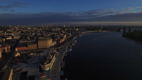 vista aérea de la noche panorama de la ciudad de kiev en el terraplén del río dnieper