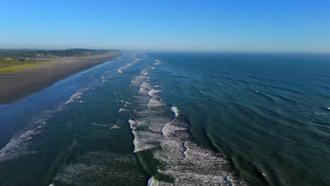 fotografía aérea panorámica de las olas del océano y la playa del océano pacífico durante el día con cielo azul